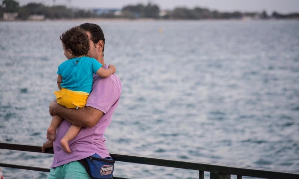 Νέο εργασιακό νομοσχέδιο: Επιπλέον 12 ημέρες στη άδεια πατρότητας